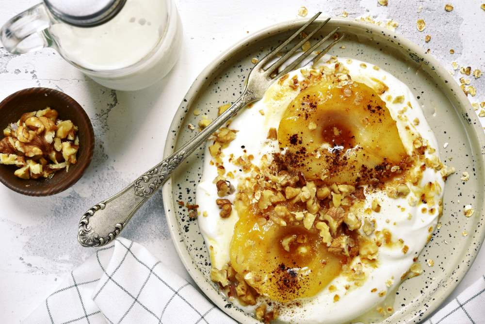 Poire caramélisée au yaourt et noix