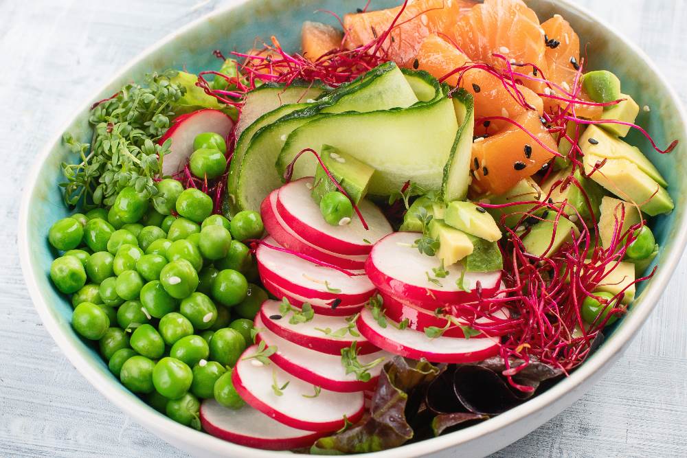 Poke Bowl saumon mariné au miel avec haricot, concombre et radis