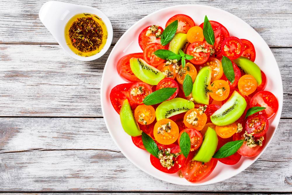 Salade aux tomates et kiwi