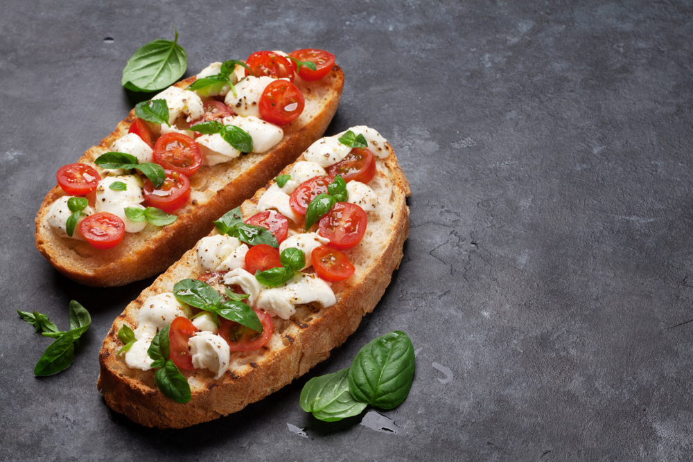 bruschetta à l'ail aux tomates et mozzarella