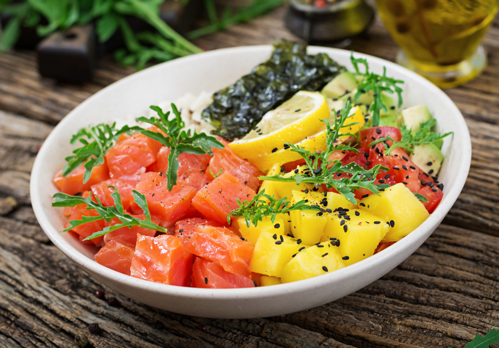 Poke bowl healthy saumon avocat