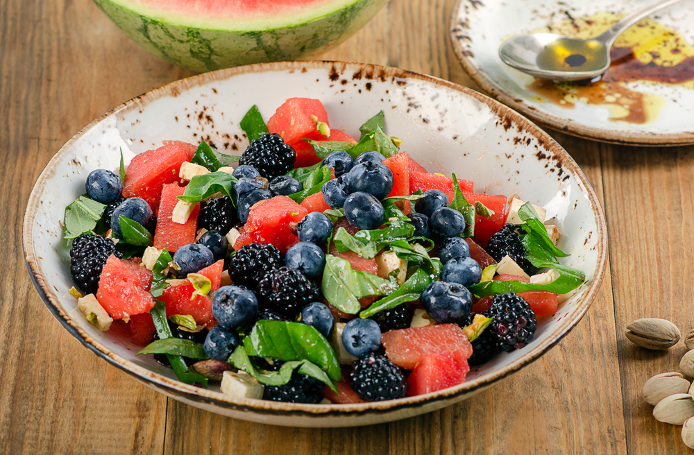 Salade de fruits d'été au basilic