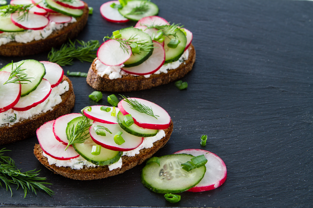 Tartine healthy au fromage frais, concombre et radis